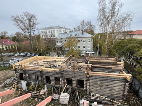 Реставраторы восстанавливают мезонин на угловом доме по улице Чернышевского, 37 в Вологде